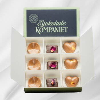 Bilde av Våre Utvalgte Konfekter – eske med ni eksklusive konfektbiter i smakene salt karamell, lakris og hasselnøtt, elegant presentert i gaveeske.