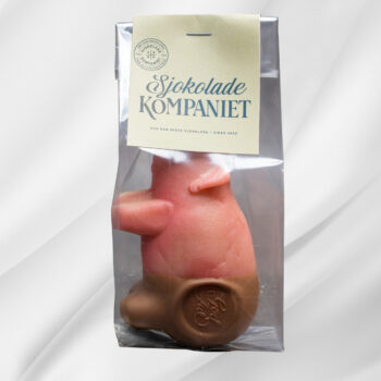 Bilde av stor marsipangris – marsipanfigur dyppet i lys melk- og karamellsjokolade og stemplet med “God Jul”, ideell som julegodt eller tradisjonell mandelpremie.