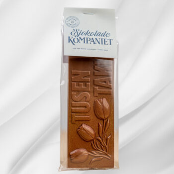 Sjokoladeplate med teksten Tusen Takk! på hvit bakgrunn