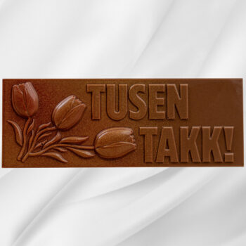 Sjokoladeplate med teksten Tusen Takk! på hvit bakgrunn