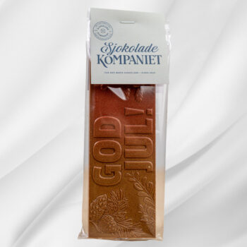 Sjokoladeplate med teksten God Jul i melk- og karamellsjokolade på hvit bakgrunn