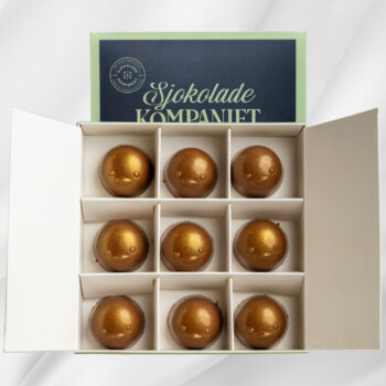 Påskekyllinger fra Sjokoladekompaniet – eske med 9 små konfektformede påskekyllinger fylt med salt karamell på hvit bakgrunn